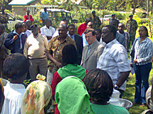 Utrikeshandels- och utvecklingsminister Paavo Väyrynen och Kenyas skogsminister Noah Wekesa i Merus skogscentrum.