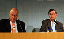 Utrikeshandels- och utvecklingsminister Paavo Väyrynen och understatssekreterare Pekka Huhtaniemi