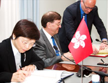Utrikeshandels- och utvecklingsminister Paavo Väyrynen undertecknade en överenskommelse om främjande och skydd av investeringar mellan Finland och Hongkong i Helsingfors den 2 juli. Foto: Hanna Ovaskainen