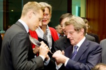 Utrikesminister Alexander Stubb diskuterade med sina kolleger Ursula Plassnik från Österrike och Bernard Kouchner från Frankrike under EU:s utrikesministermöte i Bryssel på tisdagen. Foto: EU-rådet