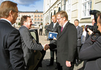 Utrikesminister Per Stig Møller tog emot utrikesminister Kanerva vid det danska utrikesministeriet. I förgrunden ambassadör Eero Salovaara.