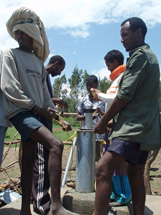 Uuden vesipumpun asennus Amharassa, Etiopia. Kuva: Hanna Isoranta
