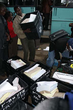 Valurnor och röstmaterial förs till vallokalen i distriktet Langata. Foto: Fredrick Onyango