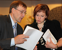 Vid presentationen av boken talade bland annat minister Paula Lehtomäki och Jaakko Ojala från miljöministeriet. Ojala är en Finlands veteraner i klimatförhandlingarna. Foto: Vuokko Ritari. 
