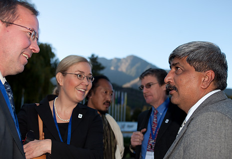 WWF Suomen Jari Luukkonen ja Liisa Rohweder keskustelivat Thimphussa Nepalin WWF:n johtajan Tariq Azizin kanssa. ”Tämä on Himalajan suojelun kannalta tärkeä hetki”, Aziz sanoi. Kuva: Olli Moilanen