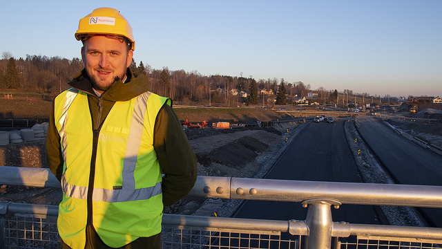 Liikenneministeri Jon Georg Dale tarkastaa E6:n rakennustöitä. Kuva: Samferdselsdepartementet