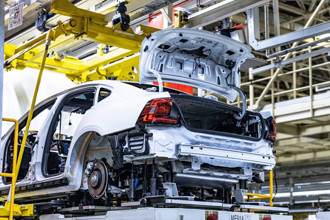 Auton kori valmistumassa Volvon tehtaalla.
