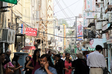 Intian taloudessa on näkyvissä myönteisiä piirteitä, mutta monet ongelmat vaikeuttavat yhä talouskasvua