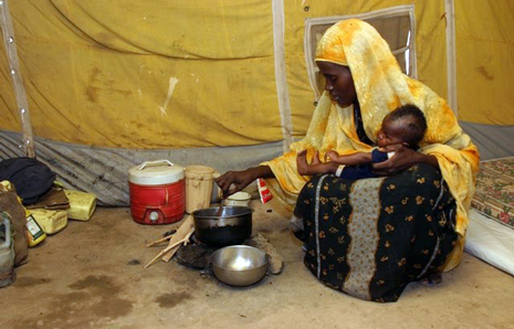 Somalinainen valmistaa ruokaa teltassa Kharazin pakolaisleirillä Jemenissä. Kuva: 