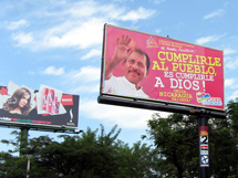 Nicaraguan presidentin Daniel Ortegan tienvarsiplakaati.