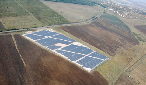 Aurinkovoimala Bulgarian Botevossa. Uusituvan energian käytön ei kuitenkaan uskota kasvavan enää entisenlaisesti Bulgariassa. Kuva: Eurener, S.L.