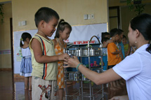 Daghemmen är viktiga investeringsmål för samhällens. Barnen får mjölk som mellanmål i daghemmet i Huong Van. Foto: Marja-Leena Kultanen