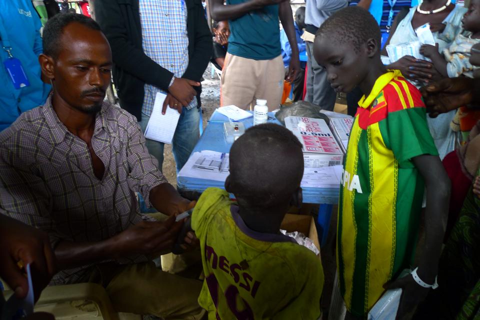 Eteläsudanilainen pakolaispoika Messi saa rokotuksen. Kuva: Sirpa Mäenpää