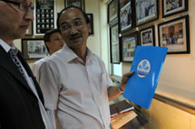 Hanois vattenverks logo har inspirerats av vattenprojektet, berättar Trinh Kim Giang (till höger) för Janne Sykkö från ambassaden. Längre bak syns projektassistent Le Dai Ghia.