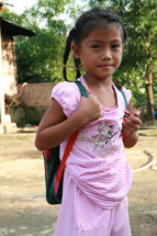 Koulutyttö Quang Trissa, Vietnam. Kuva: Marja-Leena Kultanen