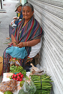 Nainen myy vihanneksia, kuva: Flickr/Bread for the World/Margie Nea, ccby2.0