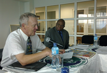 Suurlähettiläs Leo Olasvirta ja ISS:n Addis Abeban toimiston päällikkö, suurlähettiläs Olusegun Akinsanya. Kuva: Simo-Pekka Parviainen