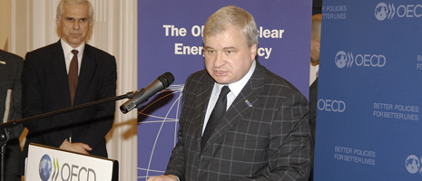 Venäjän edustaja varaulkoministeri Andrey Ivanovich Denisov OECD:n tilaisuudessa vuonna 2012. Venäjä liittyi OECD:n ydinenergian järjestöön. Kuva: OECD, Flickr.com, ccby 2.0 