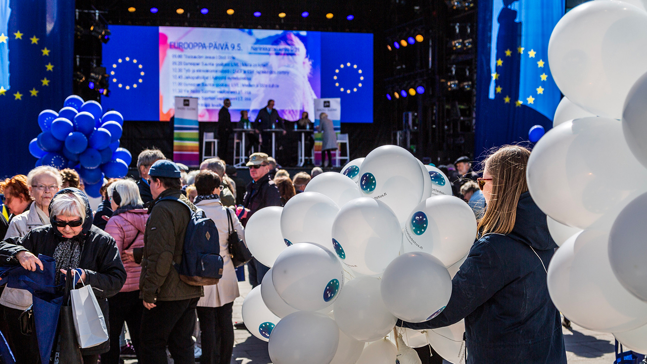 Eurooppa-päivä 2019: esiintymislava, katsojia ja ilmapalloja.