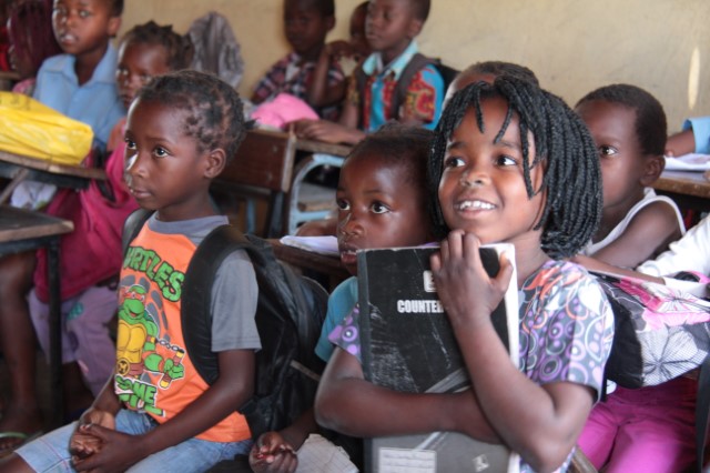  Tre barn som går på ettan sitter i klassrummet i den lilla staden Macias grundskola.