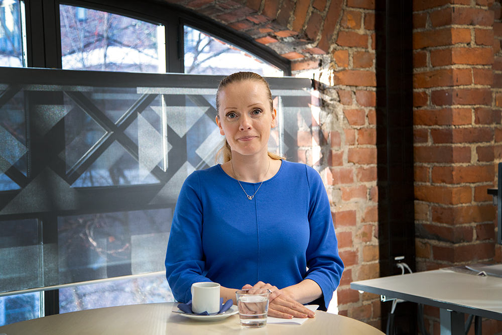 Haastattelija ja haastateltava istuvat pöydän ääressä.